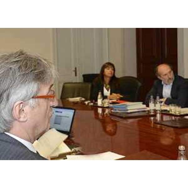 Renzo Tondo (Presidente Friuli Venezia Giulia), di fronte agli assessori regionali Angela Brandi (Lavoro, Formazione, Commercio, Pari Opportunità) e Riccardo Riccardi (Infrastrutture, Mobilità, Pianificazione territoriale, Lavori pubblici), presiede la riunione della Giunta regionale. (Trieste 13/09/12)