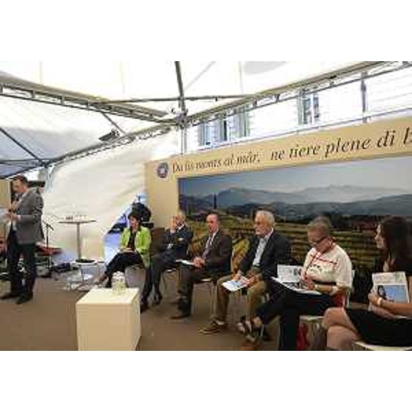 Claudio Violino (Assessore regionale Risorse rurali, agroalimentari e forestali) alla presentazione del numero 14 della rivista "Tiere Furlane/Terra Friulana", durante l'intervento di Christian Romanini (Direttore responsabile). (Udine 14/09/12)