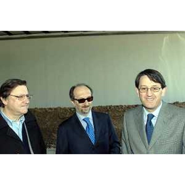 Lodovico Sonego (Assessore regionale alla pianificazione territoriale, energia, mobilità e infrastrutture di trasporto) con Giorgio Santuz (Presidente di Autovie Venete) e Ricardi ritratti in occasione dell'inaugurazione della rotatoria tra Via Treviso e lo svincolo di Pordenone Sud della "A28". (Pordenone 10/03/07)