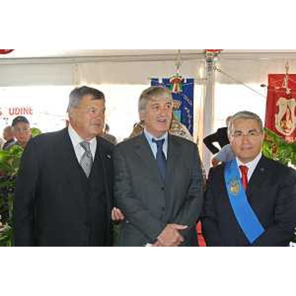 Renzo Peressoni (Presidente AFDS), Renzo Tondo (Presidente Friuli Venezia Giulia) e Pietro Fontanini (Presidente Provincia Udine) al 54° congresso provinciale dell'AFDS-Associazione Friulana Donatori di Sangue. (Castions di Strada 16/09/12)