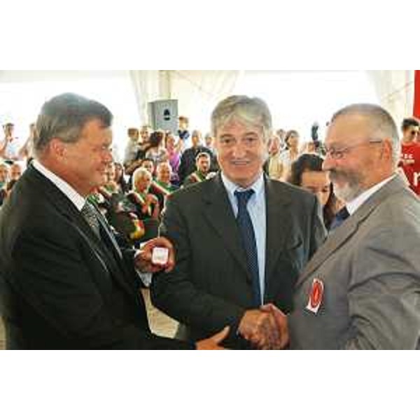Renzo Peressoni (Presidente AFDS) e Renzo Tondo (Presidente Friuli Venezia Giulia) consegnano i riconoscimenti ai donatori di sangue. (Castions di Strada 16/09/12)