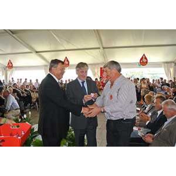 Renzo Peressoni (Presidente AFDS) e Renzo Tondo (Presidente Friuli Venezia Giulia) consegnano i riconoscimenti ai donatori di sangue. (Castions di Strada 16/09/12)