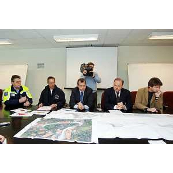 Gianfranco Moretton (Vicepresidente e Assessore regionale all'ambiente, lavori pubblici e protezione civile) con Franco Bandelli (Assessore del Comune di Trieste ai Lavori Pubblici) alla conferenza stampa per l'inizio dei lavori di sistemazione di Strada del Friuli a Trieste. (Trieste 12/03/07)