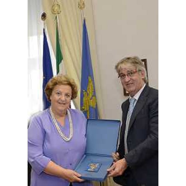 Annamaria Cancellieri (Ministro dell'Interno) riceve da Renzo Tondo (Presidente Friuli Venezia Giulia) il mosaico con lo stemma del FVG realizzato dalla Scuola Mosaicisti di Spilimbergo, nella sede della Regione FVG. (Trieste 17/09/12)