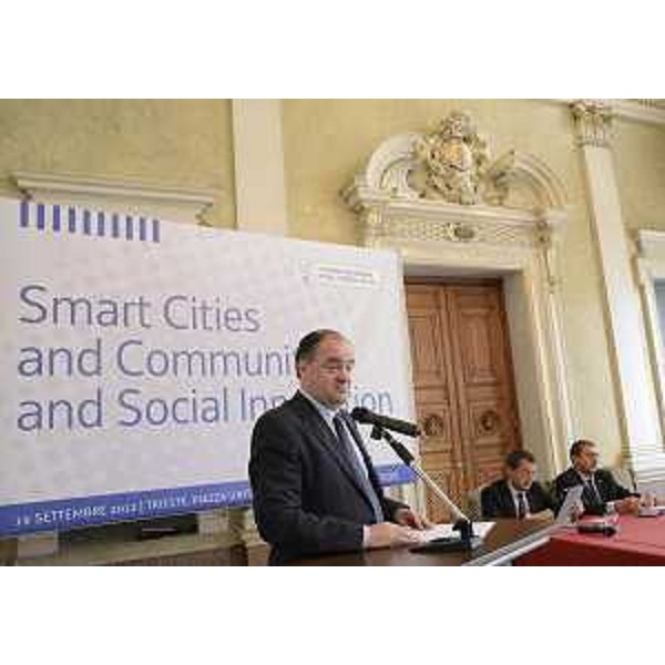 Intervento di Roberto Molinaro (Assessore regionale Istruzione, Università e Ricerca) alla presentazione del bando "Smart Cities and Communities and Social Innovation", nella sede della Regione. (Trieste 19/09/12)