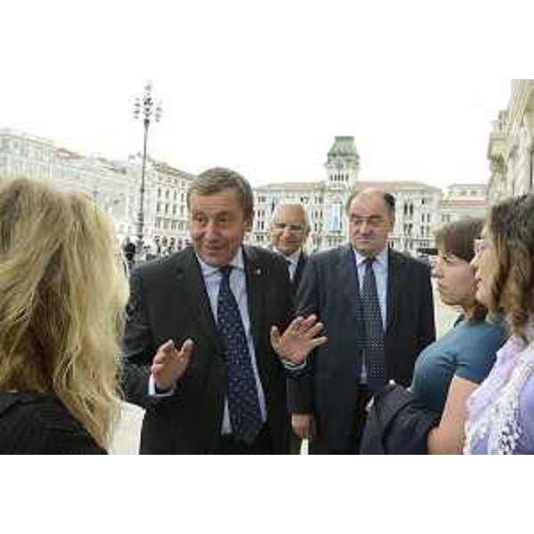 Francesco Profumo (Ministro Istruzione, Università e Ricerca), Alessandro Giacchetti (Prefetto Trieste) e Roberto Molinaro (Assessore regionale Istruzione, Università e Ricerca) in piazza Unità d'Italia. (Trieste 19/09/12)