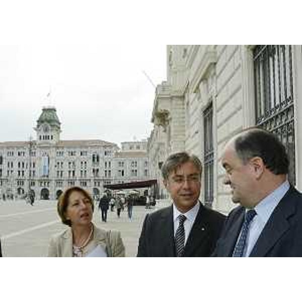 I rettori Cristiana Compagno (Università Udine) e Francesco Peroni (Università Trieste) con Francesco Profumo (Ministro Istruzione, Università e Ricerca) in piazza Unità d'Italia. (Trieste 19/09/12)