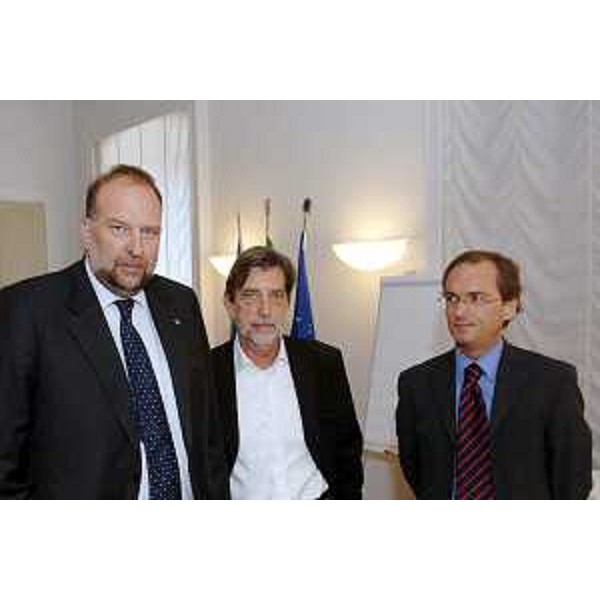 Roberto Cosolini (Assessore regionale al lavoro, formazione, università e ricerca) con Giuseppe Morandini (presidente della Piccola Industria di Confindustria) e Gianfranco Rados (Responsabile del Friuli Venezia Giulia della Piccola Industria) durante l'incontro con gli imprenditori della provincia giuliana. (Trieste 12/03/07)