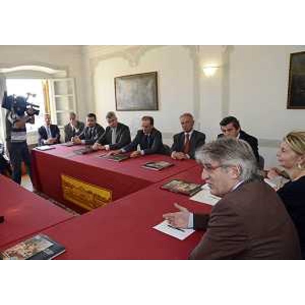 Renzo Tondo (Presidente Friuli Venezia Giulia) e Sandra Savino (Assessore regionale Finanze) all'atto della stipula del nuovo patto parasociale di Friulia spa. (Villa Manin di Passariano 20/09/12)