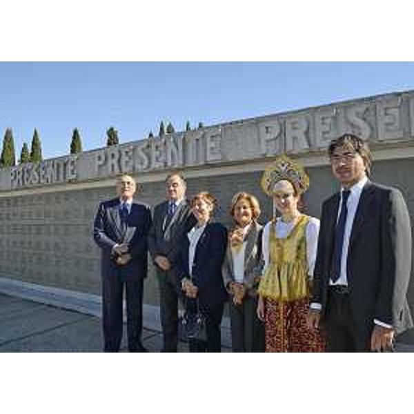 Gianfranco Facco Bonetti (Presidente UWC Adriatic), Roberto Molinaro (Assessore regionale Istruzione), Maria Augusta Marrosu (Prefetto Gorizia) e Antonio Calligaris (Sindaco Fogliano Redipuglia) al Sacrario di Redipuglia per accogliere gli studenti del Collegio del Mondo Unito. (Fogliano Redipuglia 20/09/12)