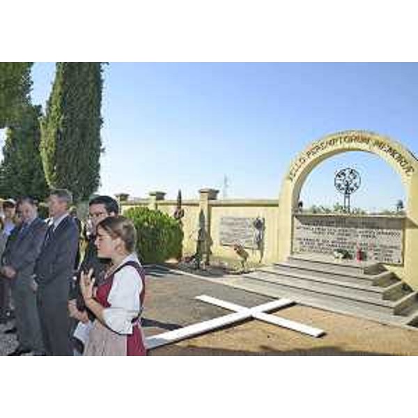 Roberto Molinaro (Assessore regionale Istruzione) al Cimitero Austro-Ungarico di Redipuglia con autorità e studenti del Collegio del Mondo Unito. (Fogliano Redipuglia 20/09/12)