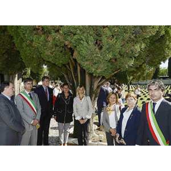 Roberto Molinaro (Assessore regionale Istruzione), Maria Augusta Marrosu (Prefetto Gorizia) e i sindaci Vladimir Kukanja (Duino-Aurisina) e Antonio Calligaris (Fogliano Redipuglia) al Cimitero Austro-Ungarico di Redipuglia per le celebrazioni del Collegio del Mondo Unito. (Fogliano Redipuglia 20/09/12)