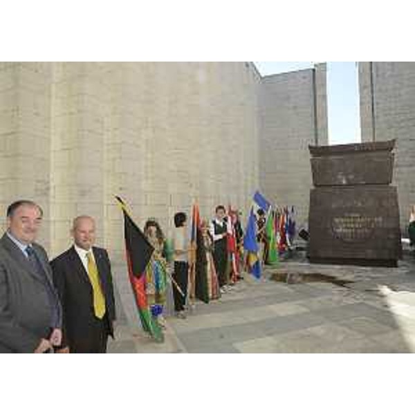 Roberto Molinaro (Assessore regionale Istruzione) e Alberto Bergamin (Sindaco Medea) all'Ara Pacis per le celebrazioni del Collegio del Mondo Unito. (Medea 20/09/12)