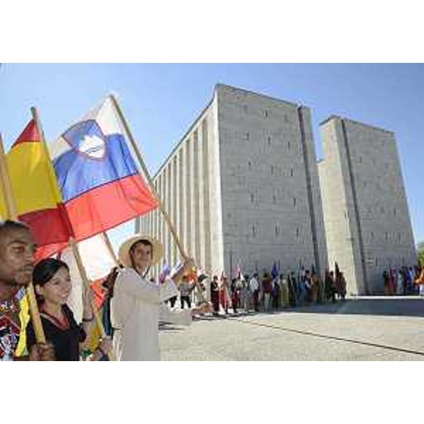 Studenti alle celebrazioni per il trentennale della fondazione del Collegio del Mondo Unito, e per l'inaugurazione dell'Anno Accademico, all'Ara Pacis. (Medea 20/09/12)