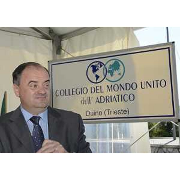 Roberto Molinaro (Assessore regionale Istruzione) al Collegio del Mondo Unito dell'Adriatico per il trentennale della fondazione del Collegio e per l'inaugurazione dell'Anno Accademico. (Duino 20/09/12)