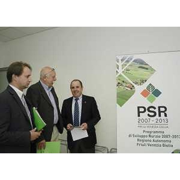 Igor Gabrovec (Consigliere regionale), Igor Dolenc (Assessore Sviluppo economico e Politiche Carso Provicia Trieste) e Claudio Violino (Assessore regionale Risorse rurali, agroalimentari e forestali) al convegno "2013: un anno ponte per lo sviluppo rurale. Centrare gli obiettivi del PSR 2007-2013 con lo sguardo alla programmazione futura". (Udine 21/09/12)