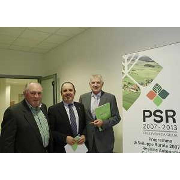Claudio Violino (Assessore regionale Risorse rurali, agroalimentari e forestali) tra Enore Picco e Ugo De Mattia (Consiglieri regionali) al convegno "2013: un anno ponte per lo sviluppo rurale. Centrare gli obiettivi del PSR 2007-2013 con lo sguardo alla programmazione futura". (Udine 21/09/12)