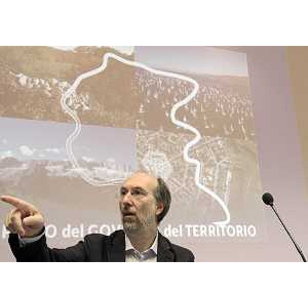 Riccardo Riccardi (Assessore regionale Infrastrutture e Pianificazione territoriale) alla presentazione del nuovo PGT/Piano di Governo del Territorio. (Udine 24/09/12)