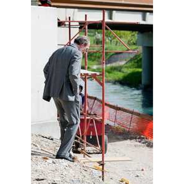 Riccardo Riccardi (Assessore regionale Infrastrutture, Mobilità, Pianificazione territoriale e Lavori pubblici) durante un sopralluogo ai lavori per la terza corsia della A4 - Foto Autovie Venete