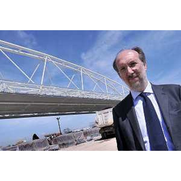 Riccardo Riccardi (Assessore regionale Infrastrutture, Mobilità, Pianificazione territoriale e Lavori pubblici) durante un sopralluogo ai lavori per la terza corsia della A4 - Foto Autovie Venete
