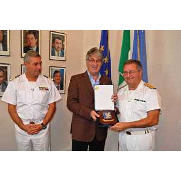 Renzo Tondo (Presidente Friuli Venezia Giulia) con Goffredo Bon (Capitano di Vascello, nuovo comandante direzione marittima Friuli Venezia Giulia e Porto di Trieste) e Antonio Basile (Ammiraglio, nuovo comandante direzione marittima Campania). (Trieste 26/09/12)