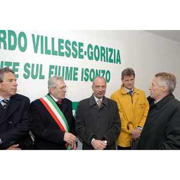 Riccardo Illy (Presidente Regione Friuli Venezia Giulia) con i sindaci in occasione dell'inaugurazione del ponte Villesse - Gorizia. (Farra d'Isonzo 19/03/07)