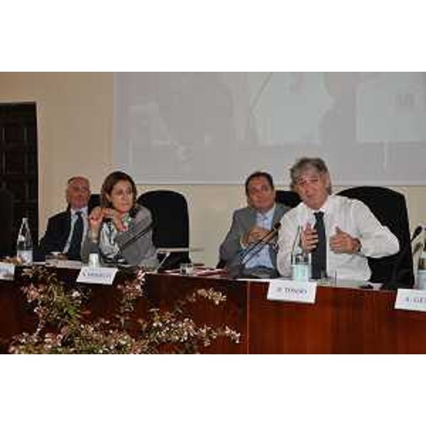 F.Gabrielli (Capo dipartimento della Protezione civile), C.Marini (Presidente Umbria), N.Mismetti (Sindaco Foligno) e R.Tondo (Presidente Friuli Venezia Giulia) al convegno "15 anni dal sisma Umbria-Marche del '97: dalla gestione delle emergenze alla ricostruzione. Esperienze a confronto". (Foligno 27/09/12)