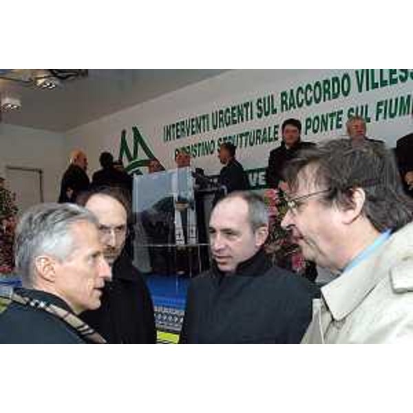 Riccardo Illy (Presidente Regione Friuli Venezia Giulia) con Giorgio Santuz (Presidente di Autovie Venete) e Pietro del Fabbro (Amministratore Delegato di Autovie Venete) ritratti in occasione dell'inaugurazione del ponte sulla superstrada Villesse - Gorizia. (Farra d'Isonzo 19/03/07)