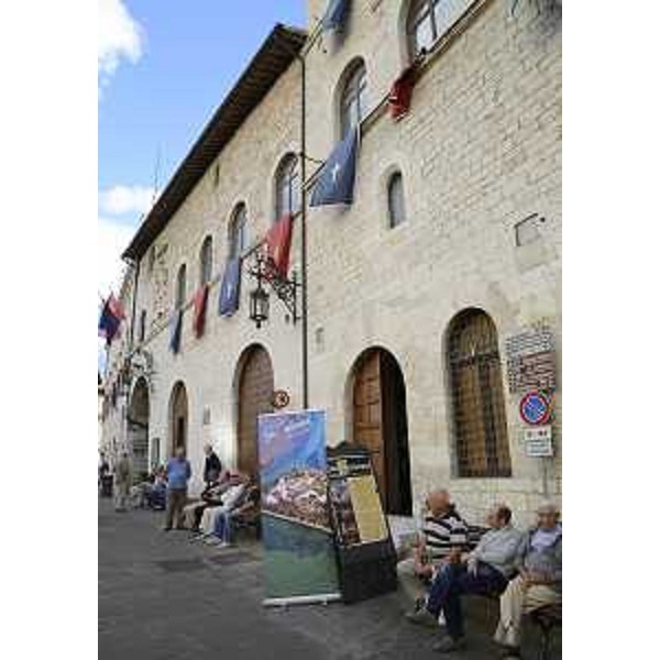 La sede del Municipio, in piazza del Comune, ospita alcune mostre sul Friuli Venezia Giulia. (Assisi 03/10/12)