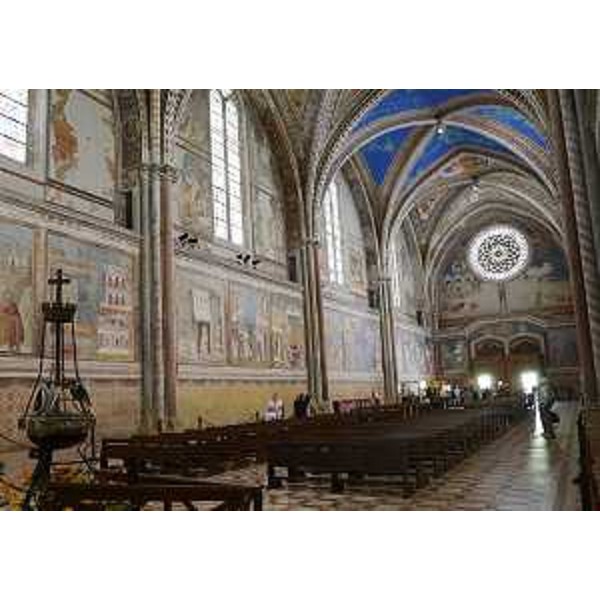 Interno della Basilica di San Francesco; in angolo a sinistra, la lampada votiva a San Francesco. (Assisi 03/10/12)