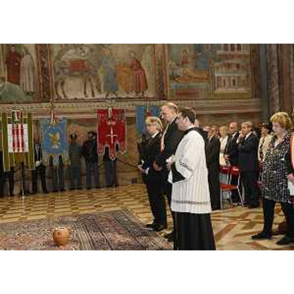 Renzo Tondo (Presidente Friuli Venezia Giulia) e Roberto Cosolini (Sindaco Trieste), nella Basilica superiore, alla cerimonia di accensione della lampada votiva che arde nella cripta in cui giacciono le spoglie di San Francesco. (Assisi 04/10/12)