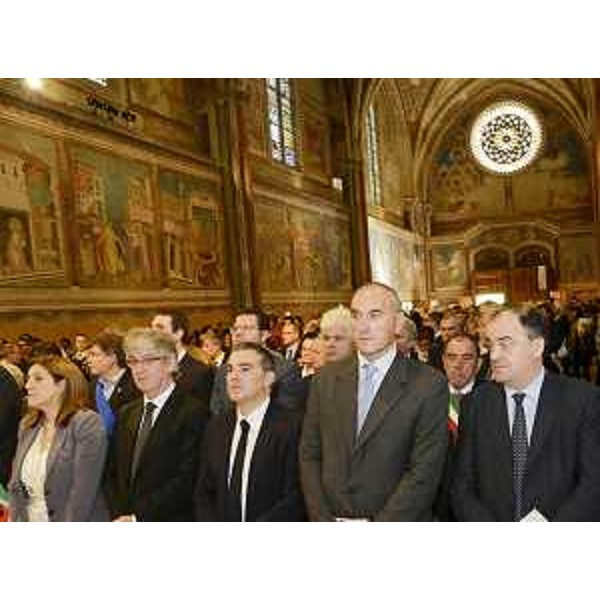 Catiuscia Marini (Presidente Umbria), Renzo Tondo (Presidente Friuli Venezia Giulia), Maurizio Franz (Presidente Consiglio regionale FVG) e Roberto Molinaro (Assessore regionale Famiglia e Associazionismo FVG) durante la messa nella Basilica superiore. (Assisi 04/10/12)