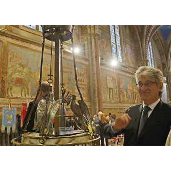 Renzo Tondo (Presidente Friuli Venezia Giulia), nella Basilica superiore, accanto alla lampada votiva che arde nella cripta in cui giacciono le spoglie di San Francesco. (Assisi 04/10/12)