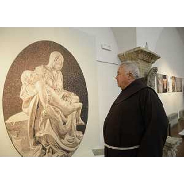 Frate francescano, visita l'esposizione di mosaici della Scuola Mosaicisti del Friuli di Spilimbergo, alla Pinacoteca comunale (questo mosaico riproduce la Pietà michelangiolesca). (Assisi 03/10/12)