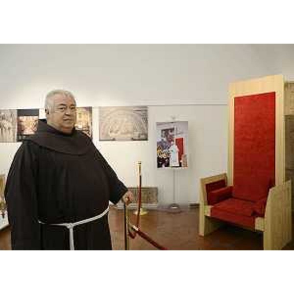 Frate francescano davanti alla Cattedra papale utilizzata da Papa Benedetto XVI per la messa del 2 maggio 2010 in occasione della solenne Ostensione della Sacra Sindone a Torino: il "Trono della Trasfigurazione" è opera di aziende del Distretto della Sedia di Manzano. (Assisi 03/10/12)