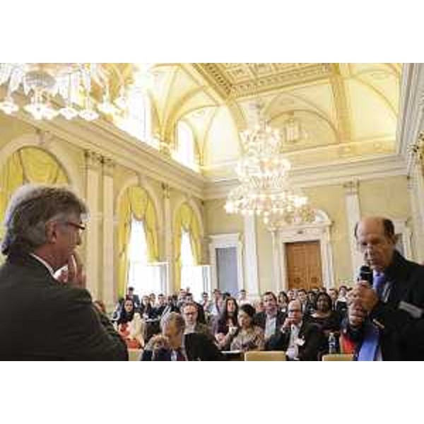 Renzo Tondo (Presidente Friuli Venezia Giulia) e Dennis F. Redmont (ConsIUSA-Consiglio Relazioni Italia-USA, Responsabile Comunicazione Media e Sviluppo) alla XXVIII Conferenza degli "Young Leaders", nella sede della Regione FVG. (Trieste 06/10/12)