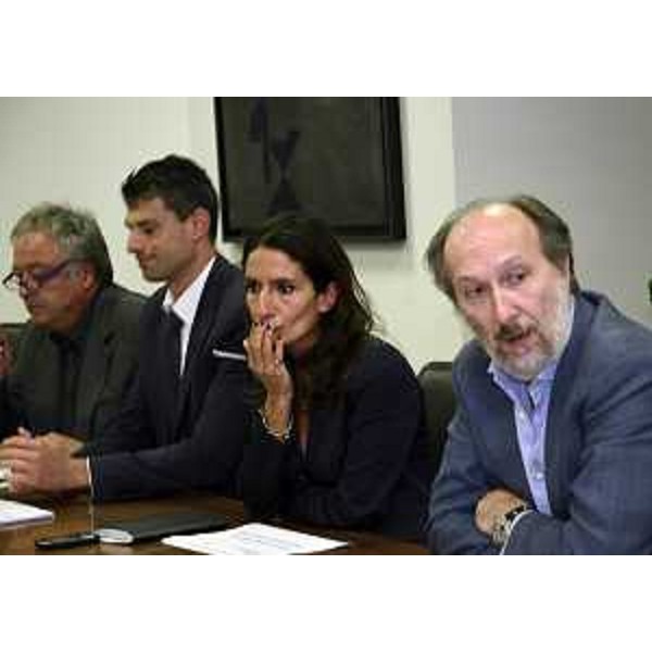 Maria Giaconia (Direttore Trenitalia Veneto e FVG) e Riccardo Riccardi (Assessore regionale Infrastrutture e Mobilità) nel corso della riunione con i comitati dei pendolari. (Udine 08/10/12)