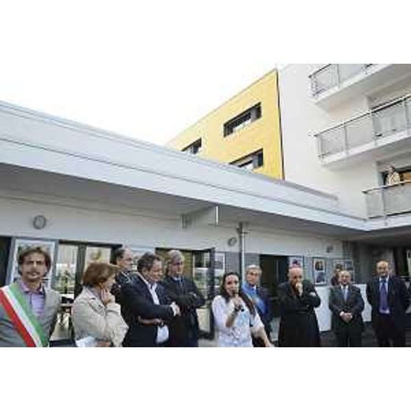 V.Martines (Vicesindaco UD), C.Compagno (Rettore Università UD), R.Molinaro (Assessore Università Regione FVG), R.Tondo (Presidente Regione FVG), A.Buosi (Consiglio studenti UniUD), P.Fontanini (Presidente Provincia UD) e A.B.Mazzocato (Arcivescovo UD) all'inaugurazione della nuova Casa dello Studente dell'ERDiSU di Udine nel Polo universitario dei Rizzi. (Udine 08/10/12)