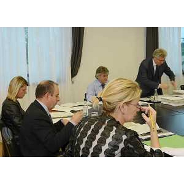 Gli assessori regionali F.Seganti (Attività produttive, Polizia locale, Sicurezza), C.Violino (Risorse rurali, agroalimentari e forestali) e S.Savino (Finanze, Patrimonio, Programmazione, Ambiente, Energia, Politiche Montagna), e R.Tondo (Presidente Friuli Venezia Giulia) e D.Bertuzzi (Segretario generale Presidenza FVG) durante la riunione della Giunta regionale. (Udine 11/10/12)