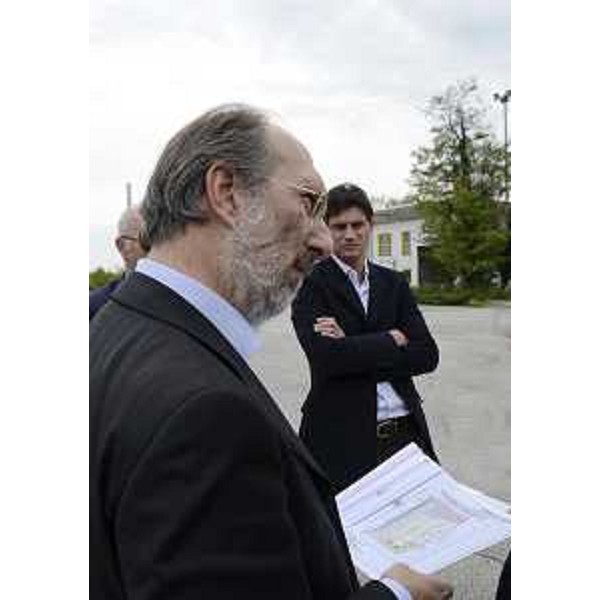 Riccardo Riccardi (Assessore regionale Pianificazione territoriale e Lavori pubblici) durante il sopralluogo in via della Faula per la variante al Piano regolatore relativa all'ex area ATM, di proprietà della SAF, e l'ex compendio Domenichelli, di proprietà del gruppo immobiliare Monte Mari. (Udine 12/10/12)