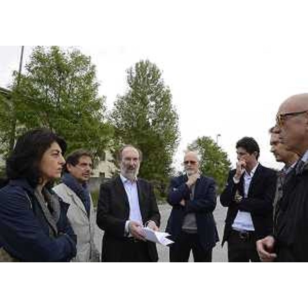 Riccardo Riccardi (Assessore regionale Pianificazione territoriale e Lavori pubblici) durante il sopralluogo in via della Faula per la variante al Piano regolatore relativa all'ex area ATM, di proprietà della SAF, e l'ex compendio Domenichelli, di proprietà del gruppo immobiliare Monte Mari. (Udine 12/10/12)
