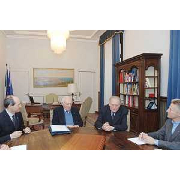 Riccardo Illy (Presidente Regione Friuli Venezia Giulia) con il Generale Giuseppe Calamai (Presidente nazionale di Assoarma), il Generale Renato D'Ascia (Assoarma), il Generale Riccardo Basile (Presidente Federazione Grigioverde di Trieste) e il Generale Michele Ladislao (Coordinatore dell'Associazione Nazionale Carabinieri per il FVG) durante l'incontro nella sede della Presidenza. (Trieste 20/03/07)