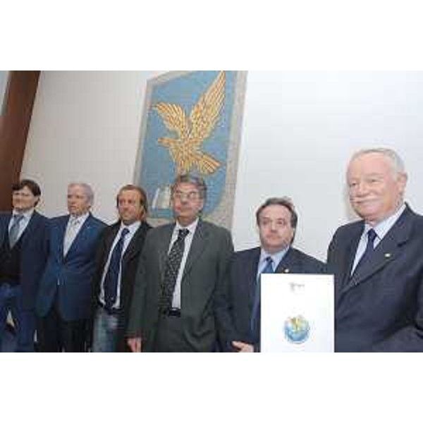 Roberto Antonaz (Assessore regionale all’istruzione, cultura, sport e pace) con Emilio Felluga (Presidente del Coni Regionale) e Silvano Delzotto (Sindaco di Lignano) ritratti in occasione della candidatura di Lignano per ospitare il Campionato mondiale di Wushu del 2009. (Trieste 20/03/07)