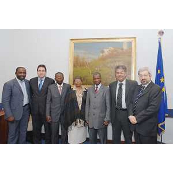 Roberto Antonaz (Assessore regionale all’istruzione, cultura, sport e pace) con Furio Honsell (Rettore dell'Università di Udine) e Aboubakar Sarki (Ministro degli Allevamenti, della Pesca e delle Industrie animali del Camerun) ritratti in occasione del loro incontro. (Trieste 20/03/07)