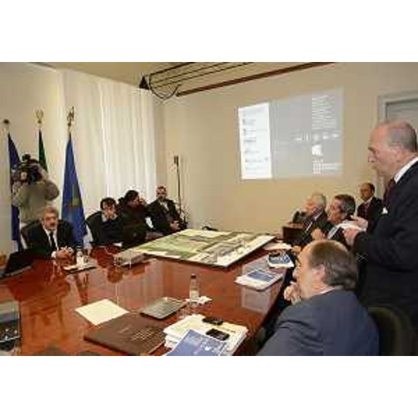 Sergio Dressi (Presidente Aeroporto Friuli Venezia Giulia SpA), Paolo Stradi (Direttore generale Aeroporto FVG) e Giovanni Fraziano (Preside Architettura Università Trieste) presentano il progetto del Polo Intermodale Aeroporto FVG alla Giunta regionale. (Trieste 18/10/12)
