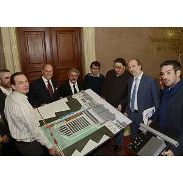 Sergio Dressi (Presidente Aeroporto Friuli Venezia Giulia SpA), Giovanni Fraziano (Preside Architettura Università Trieste) e Riccardo Riccardi (Assessore regionale Infrastrutture) con il modello in scala del Polo Intermodale Aeroporto FVG. (Trieste 18/10/12)