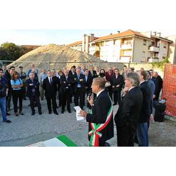 R.Tondo (Presidente Friuli Venezia Giulia) accanto a M.Del Frate (Sindaco Gonars) che interviene alla posa della prima pietra del Centro residenziale e diurno Gandin. (Gonars 18/10/12)