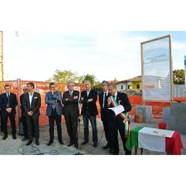 R.Tondo (Presidente Friuli Venezia Giulia) accanto a M.Del Frate (Sindaco Gonars) che interviene alla posa della prima pietra del Centro residenziale e diurno Gandin. (Gonars 18/10/12)