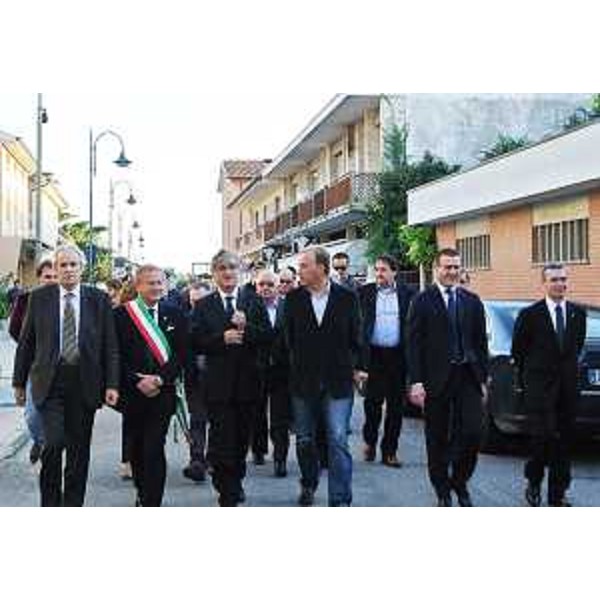 A.Piuzzi (Assessore Provincia Udine), M.Del Frate (Sindaco Gonars), R.Tondo (Presidente Friuli Venezia Giulia) e P.Cargnelutti (Consigliere regionale) per la posa della prima pietra del Centro residenziale e diurno Gandin. (Gonars 18/10/12)