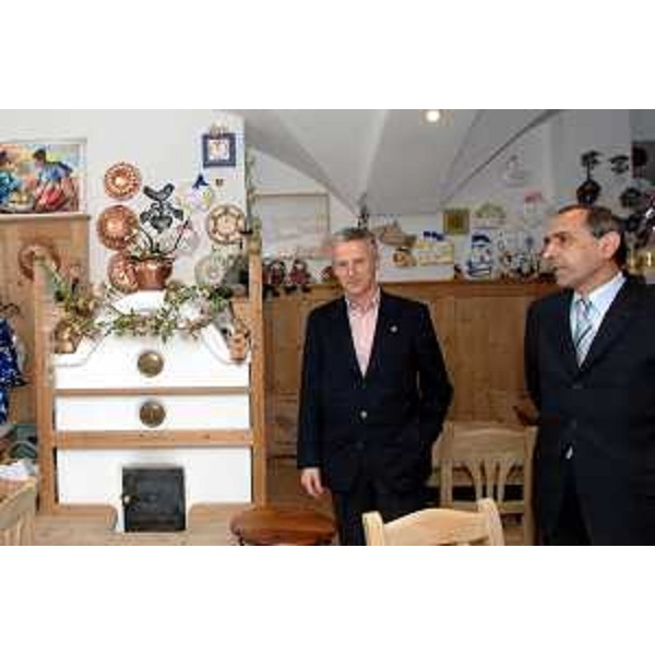 Riccardo Illy (Presidente Regione Friuli Venezia Giulia) con Lino Not (Sindaco di Ovaro) ritratti durante il loro incontro in occasione della Seduta di Giunta tenutasi ad Ovaro. (Ovaro 22/03/07)